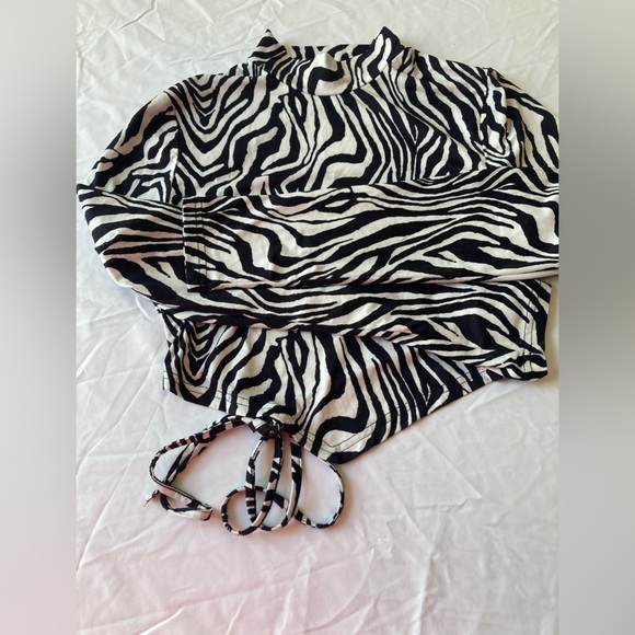 🔴 4/$12 NWOT Black & White Zebra Print Backless Crop Top  Size Large - Picture 6 of 11